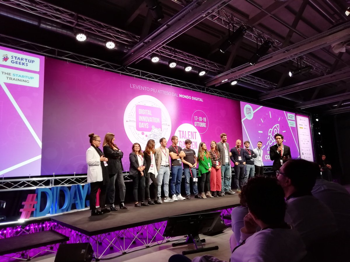 I founder delle #startup in gara sono sul palco. Ora si gioca: quanto conoscono il loro team? Sotto con le domande! #DIDAYSIT #19ottobre