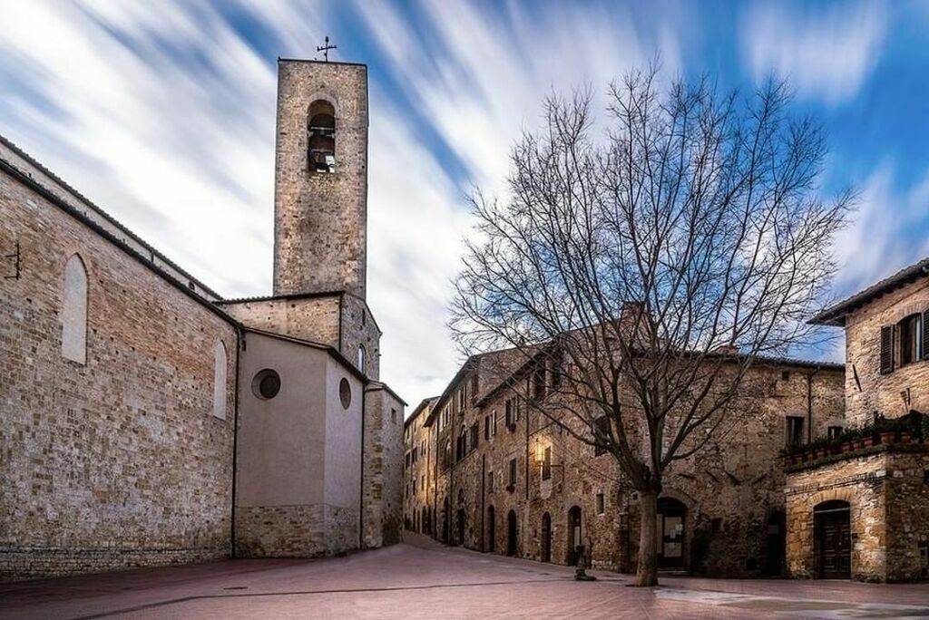 San Gimignano 🇮🇹 campanile 🌄⠀ ..⠀ #tuscany #love #sangimignano #italy #chianti #chiantilove #chiantilife #chiantilovers #landscape #country⠀ ⠀ Photo credit: @ivan_infante_photography