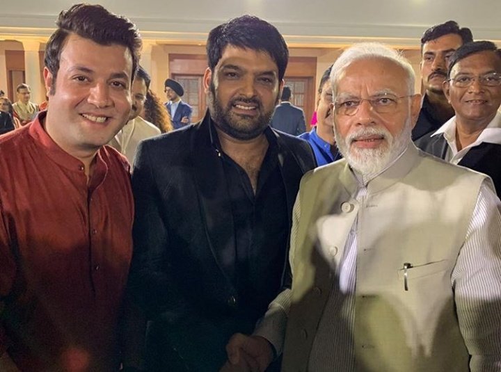 Secretmediahker's tweet photo. Kangna Ranaut Jacqueline Fernandez Ekta Kapoor Kapil Sharma Varun Selfie With #NarendraModi 
#KanganaRanaut #jacquelinefernandez #ektakapoor #KapilSharma #Bollywood https://t.co/n2q5SkKMNH