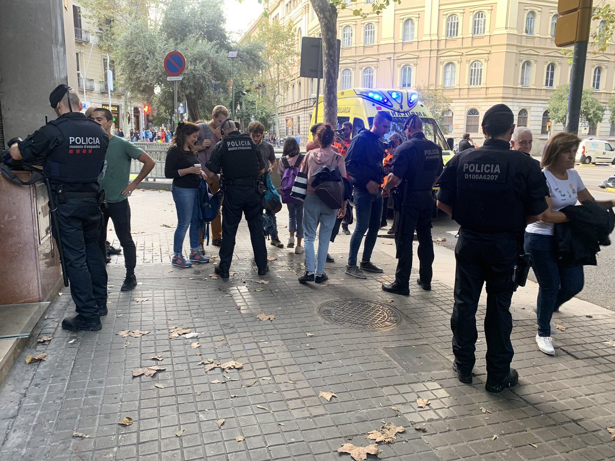 juancarlosmohr's tweet image. 17:44 control, identificaciones y registro de mochilas en las entradas de Urquinaona