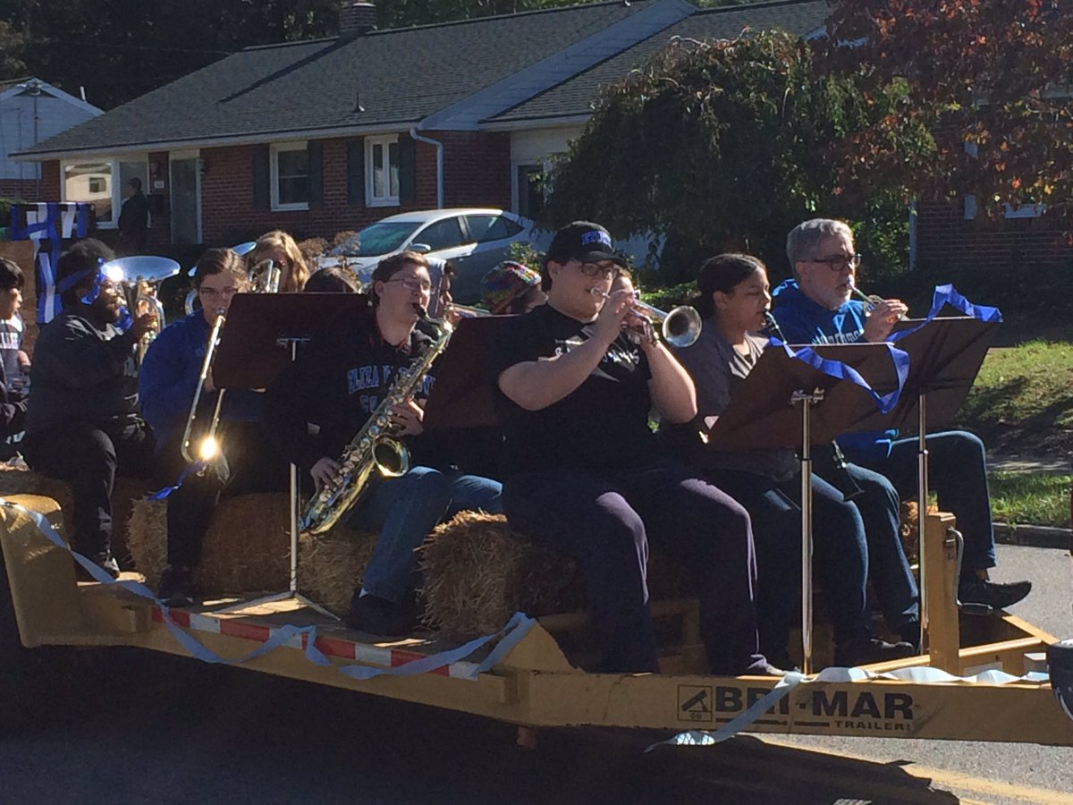 Awesome pep band! <a href="/EtownCollege/">Elizabethtown College</a> #etownHomecoming