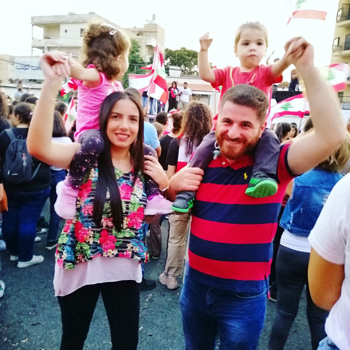 SaabPatricia's tweet photo. #لبنان_ينتفض
#كلن_يعني_كلن
#كلنا_مننزل_يعني_كلنا https://t.co/aO45WLdl7w