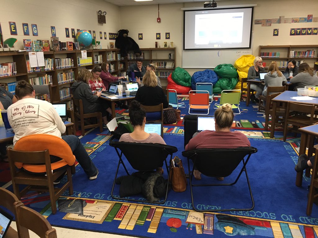 LeAnnSimmerman's tweet photo. No one wants lunch because they’re too busy processing the awesomeness that is @apsitjen #VirtCon @DiscoveryEd @Techgirl76 https://t.co/4DvqZgYcX2