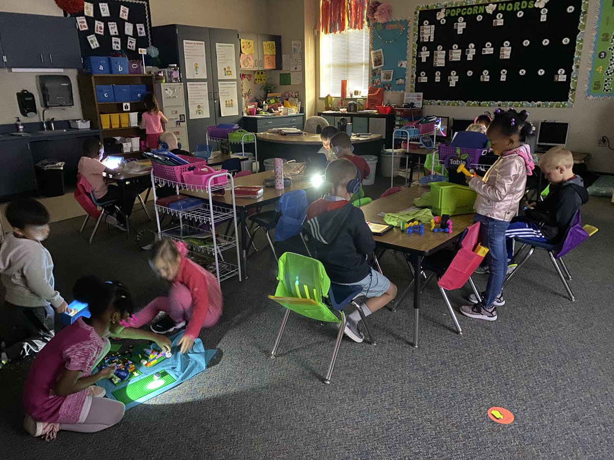 Caballeroclass's tweet photo. Pink-Out and Flashlight Friday! Love these Kinder babes and their creativity! #funFriday 🔦#kindercuriosity ❤️ #wilmeth https://t.co/9Ob5HYfuCo