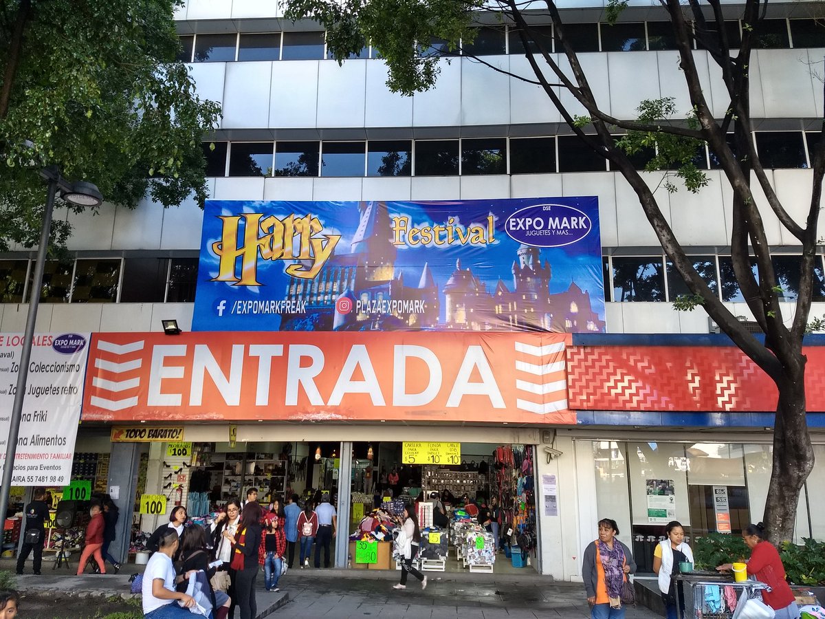 EraPapercraft's tweet photo. Pues aquí esperando que nos den el pase... Si es que nos lo dan, jajajajaja #HarryFest #ExpoMark https://t.co/zWff4JVQ2y