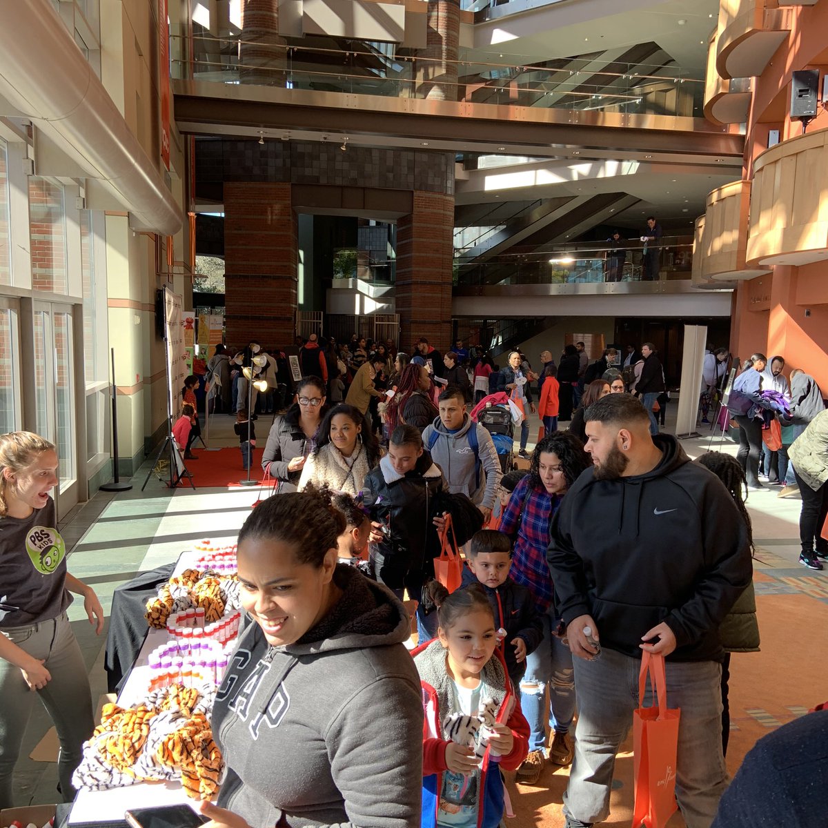 JasonB_PNC's tweet photo. It’s a beautiful, #tigertastic day with @DanielTigerTV and @PNCBank team in Newark. The crowd has gathered for #BeMyNeighborDay. Thanks to @WNET+hosts at @NJPAC for bringing us together! #PNCGrowUpGreat #earlyeducation #community https://t.co/2akpk9FKF9