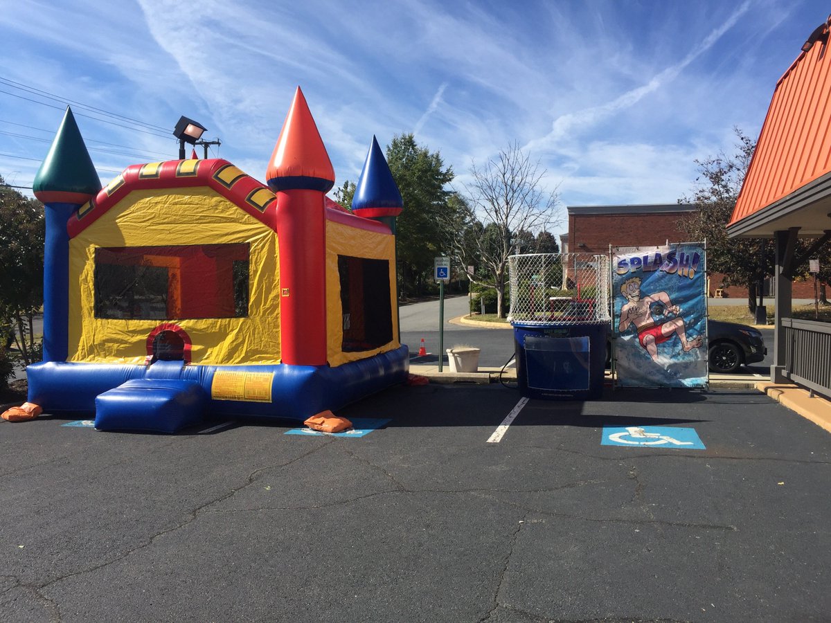HootersFFX's tweet photo. Today is the day we host our annual Fall Festival raising money for @TheVFoundation. Please join us today 12-4pm for Games, prizes!! You can take your chance at Dunking a Hooters girl. We are also raffling off prizes including signed memorabilia from The Redskin, Caps, And Nats! https://t.co/cJoXu3v31M