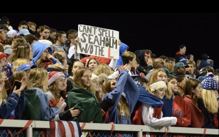 FALCONFANBASE's tweet image. We have the best student section out there🚨😈