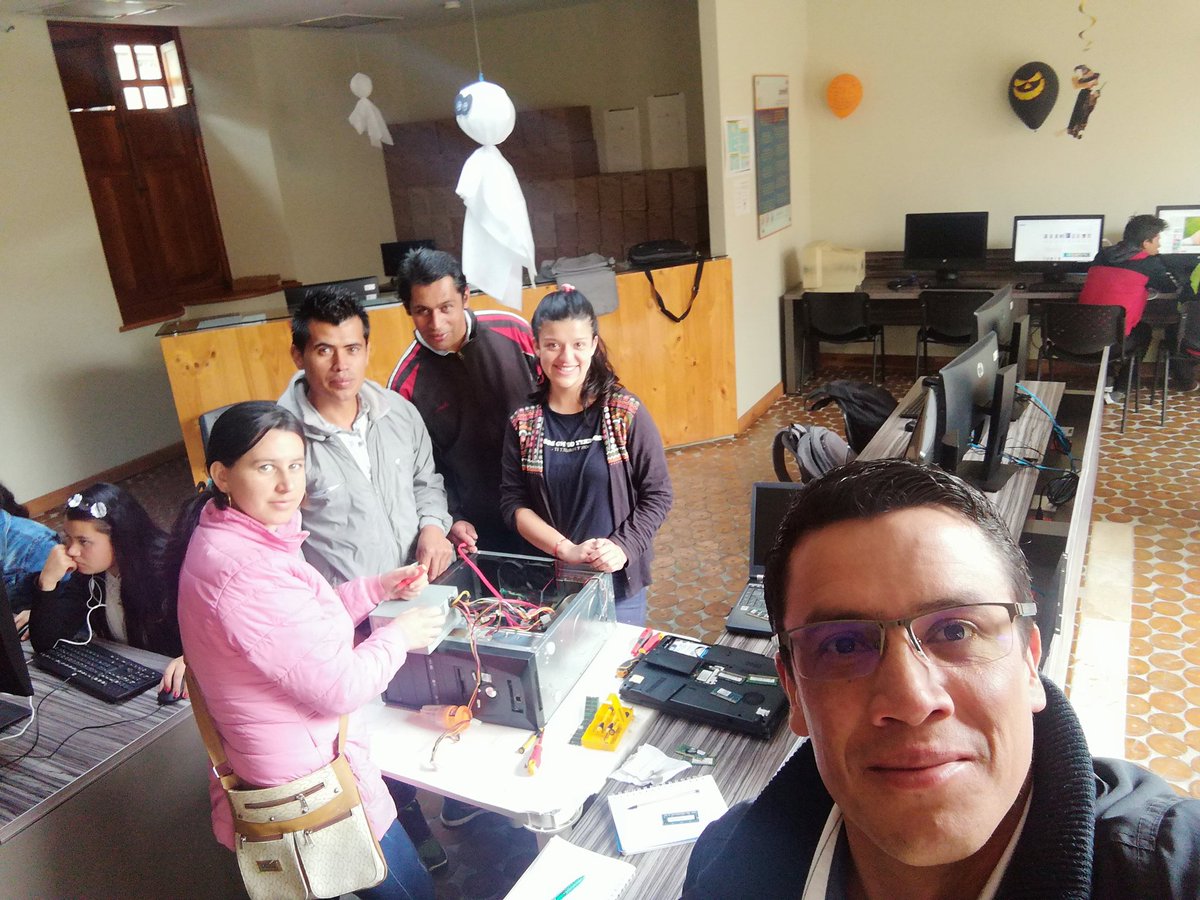 JERamirezM's tweet photo. En la @Unad_Pamplona realizando componente práctico del curso #EnsamblePC2019 @UniversidadUNAD con la alegría y la  motivación de nuestros estudiantes por el aprendizaje en #VidaUniversitaria  @Alex_AparicioR @ClaudioCamiloG1 @RedestUNAD @johnfmontes @JaimeLeal https://t.co/KZkADdu6KD