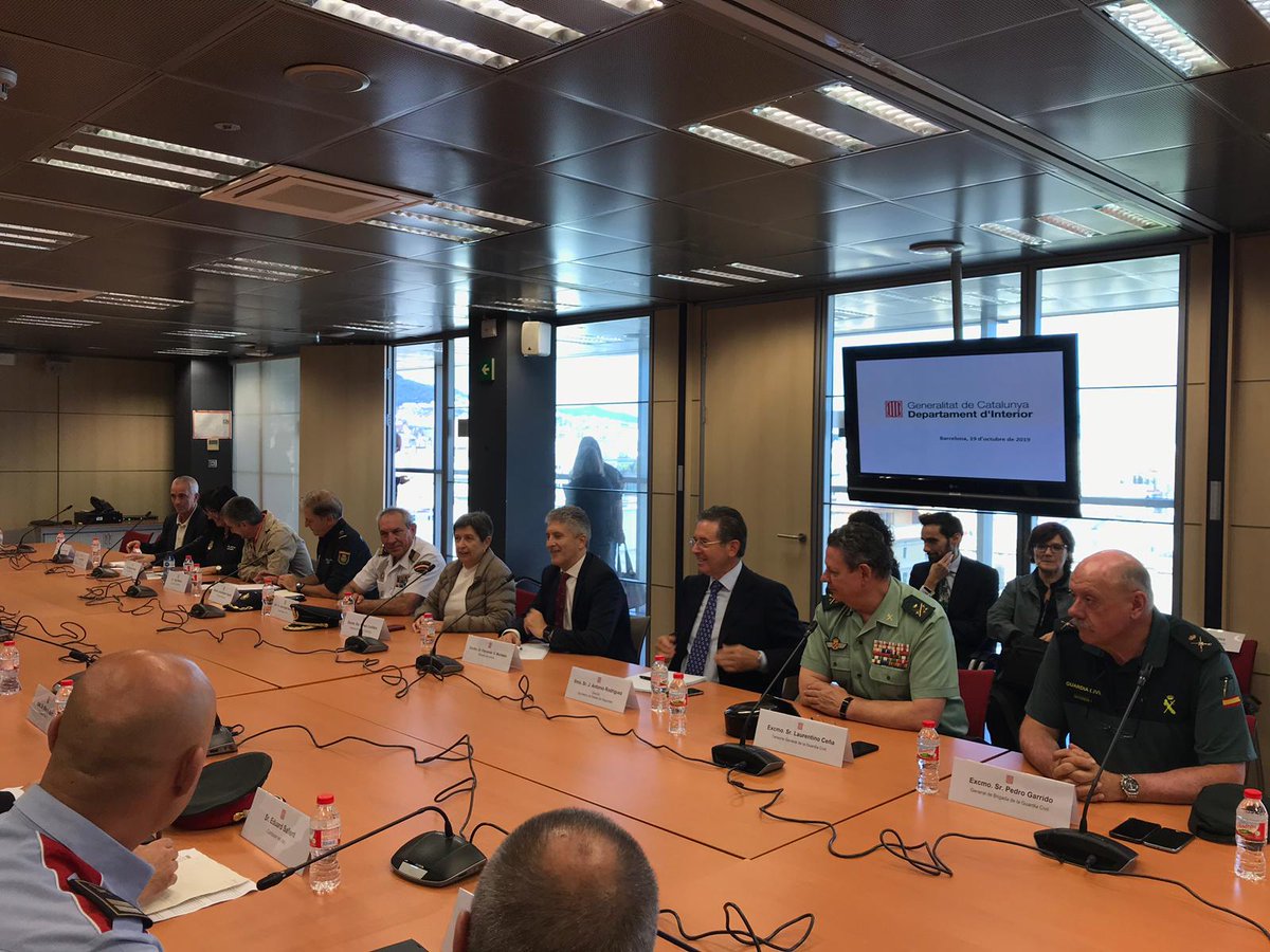 interiorgob's tweet photo. Grande-Marlaska destaca la "coordinación extraordinaria" de @policia @guardiacivil @mossos @barcelona_GUB y @transit en su visita al Centro de Coordinación Operativo (CECOR) en Barcelona con el conseller de Interior catalán @MiquelBuch. https://t.co/DpstjiNdhI