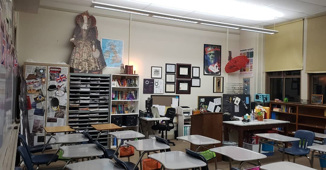 VirginiaDW's tweet photo. I furnished this classrm out of my own pocket. You profit from children. Who is lazy &amp; greedy? #Red4EdLR #OneLRSD #lreaeverystudenteveryday @AsaHutchinson @JohnnyKey_AR @ouida_newton @fitzhill @DianeZook @charissedean79 @McfetridgeKathy @chadpekron @WaltonFamilyFdn @WalterHussman https://t.co/tABqFFJqdD