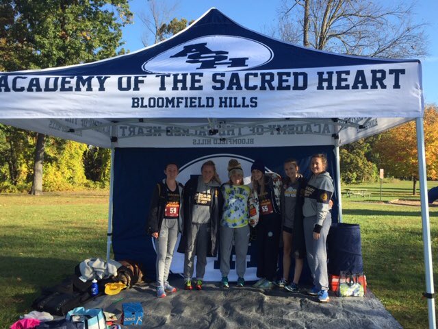 US_ASHsports's tweet photo. Sacred Heart’s Upper School Cross Country team at the @CHSL1926 Championship! #ASHCC https://t.co/C6kThig7NR
