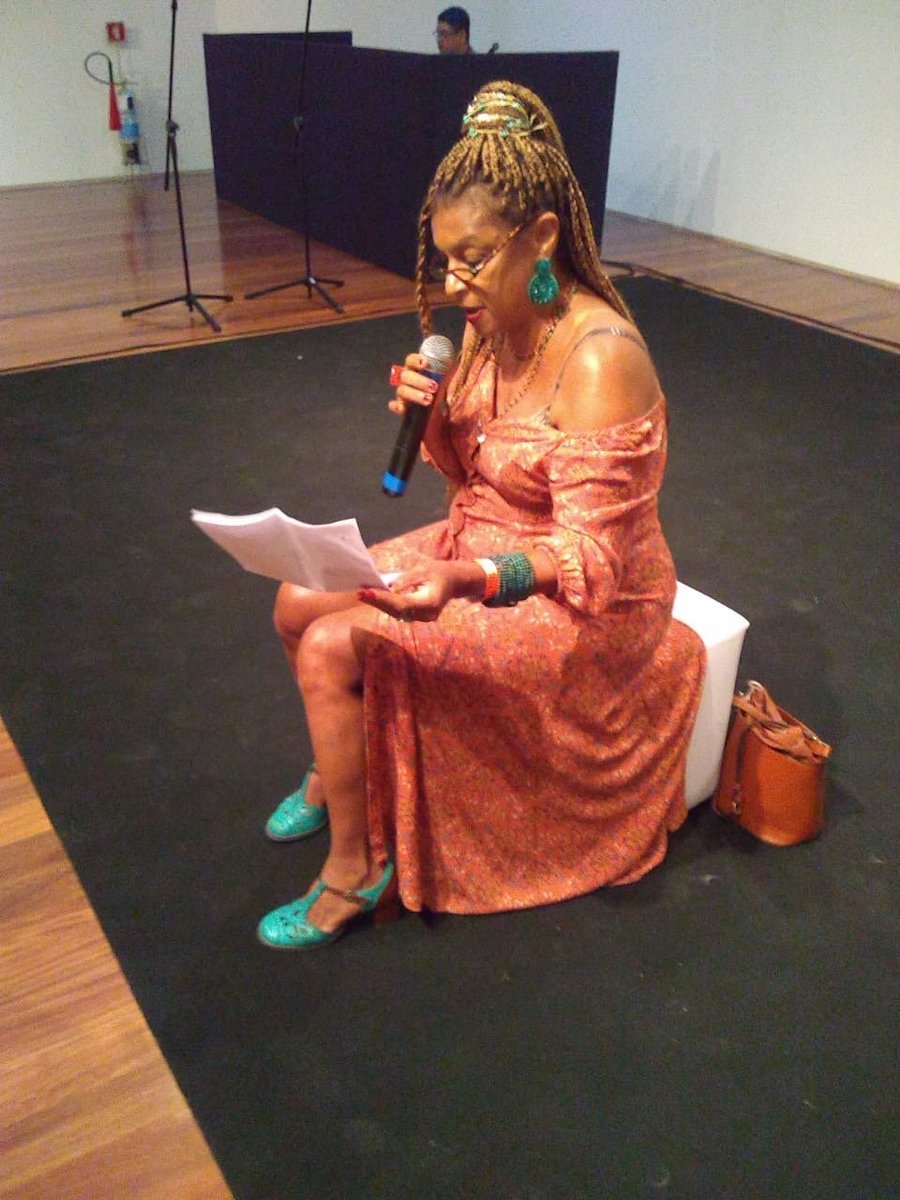 lucindaelisa's tweet photo. Manhã no MAR! Viva a @fluprj e seus criadores!
#elisalucinda #elaéapoesia #palavraépoder #vidasnegrasimportam #quilombocontemporaneo #solanotrindade #solanoventoforteafricano #FLUP2019 #FLUPnoMAR #FLUPParque #cp2engenhonovo #cp2 https://t.co/e6UfkiT9N4