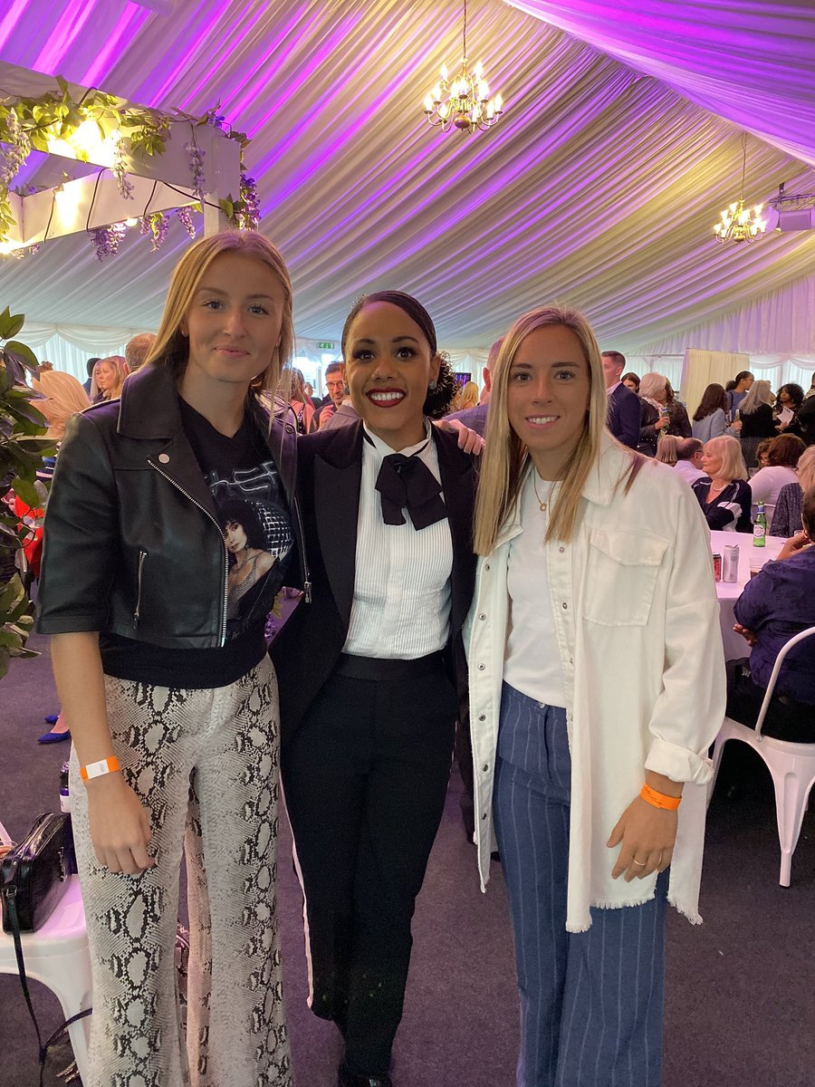 TEAMREDSCONES's tweet image. i'm so proud of her 💞 40 minutes until showtime