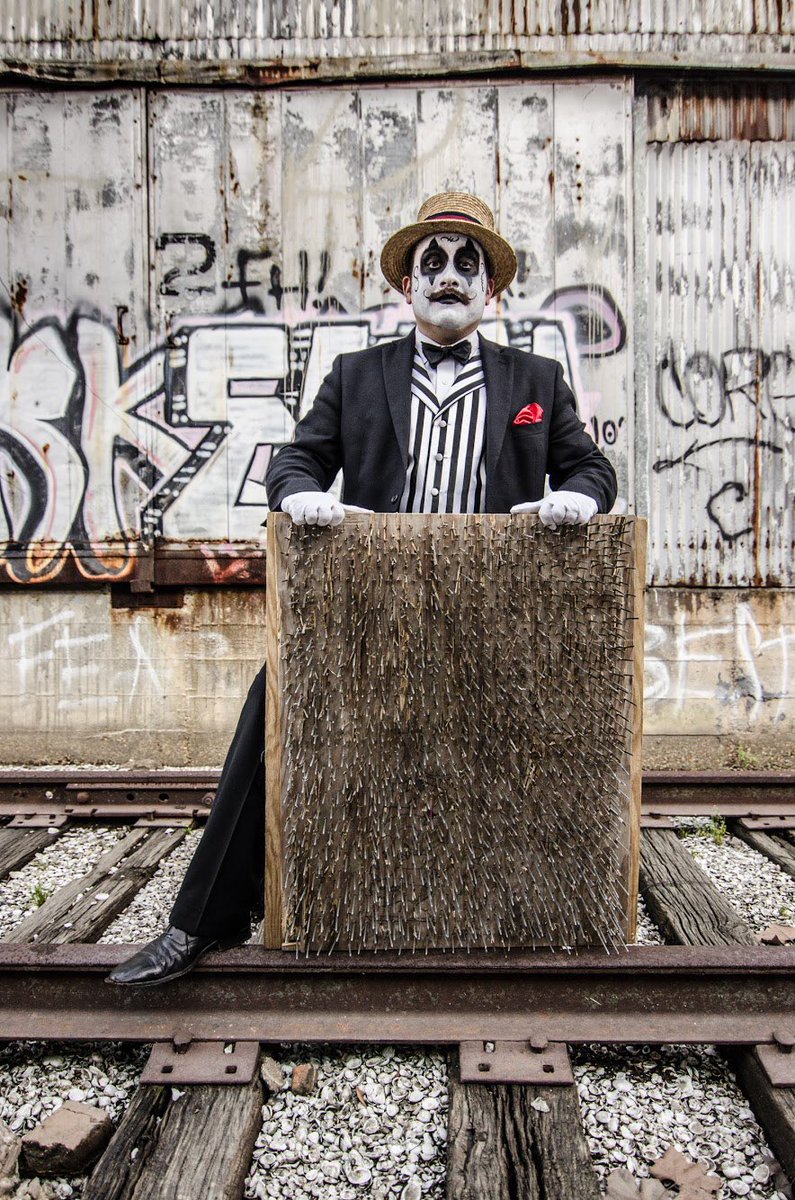 sideshowopera's tweet image. The @kreweofboo parade may be cancelled but it won’t stop our spooky spirit here in New Orleans so put on a happy face! 🤡🤡🤡
.
.
.
Photo by @mikeshanephoto .
.
.
#clown #sideshowclown #cirquedugras2014 #sideshow #sideshowopera #opera #operaclown #bedofnails #traintracks