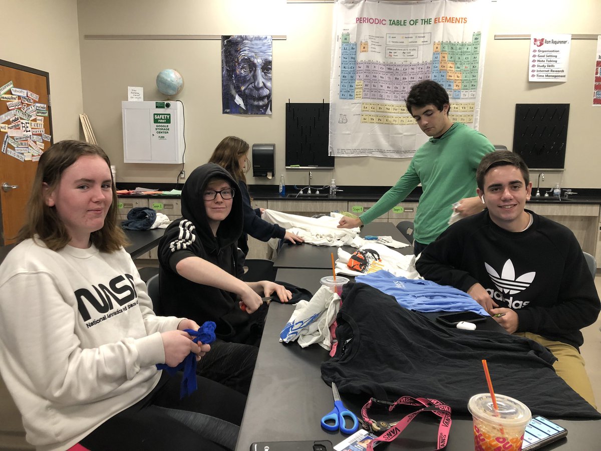 DshsKey's tweet image. We’re having a great time making dog toys for the Humane Society at the DCM. Still time to stop by Senior before 2:00!