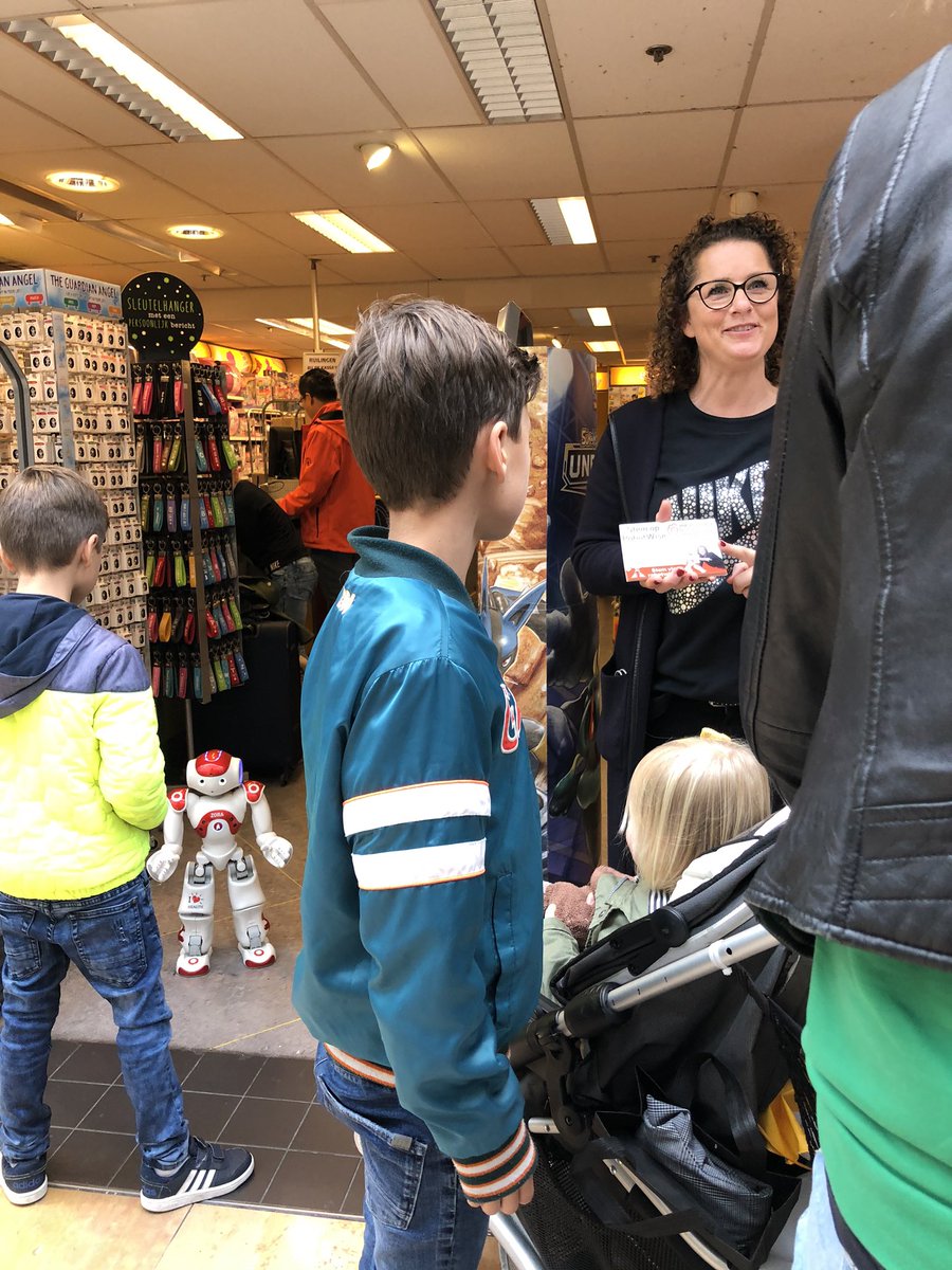 RobotWise_Edu's tweet photo. Winkelen met een robot geeft wel bekijks bij de speelgoedwinkel een dansje en bij @dunkindonuts een gesprekje voeren voordat je je donut krijgt was wel een feestje Heb jij al gestemd op #RobotWise voor #OndernemerVanHetJaar @ovhj_amstelveen ? Dat kan via https://t.co/DdeuGur7Z0 https://t.co/3e33iHdI86