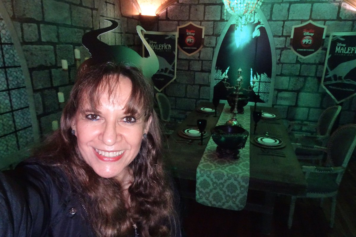 lizgil's tweet photo. Disfrutando de la #evilnight por el estreno de #MaleficaDueñaDelMal @Maleficent #quecaminoelegirias https://t.co/p2ZBXmuR4T