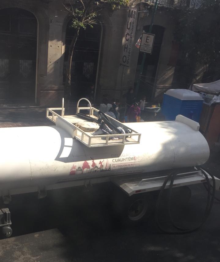 ¿Te quedaste sin agua en Alcaldía Cuauhtémoc? ¡Pide tu pipa GRATIS! A INVASORES de inmuebles y calles el gobierno les regala el servicio a su antojo; hoy les acaban de mandar pipa a calle Roma. 
Píde la tuya a los teléfonos 56-58-11-11 <a href="/locatel_mx/">@locatel_mx</a> o al 56-54-32-10 @SacmexCDMX