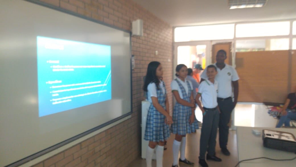 Los estudiantes del grupo ondas “Investigadores Subacuáticos” presentan el proceso que han desarrollado este año con su proyecto de innovación, durante la última jornada del Encuentro Waliperry