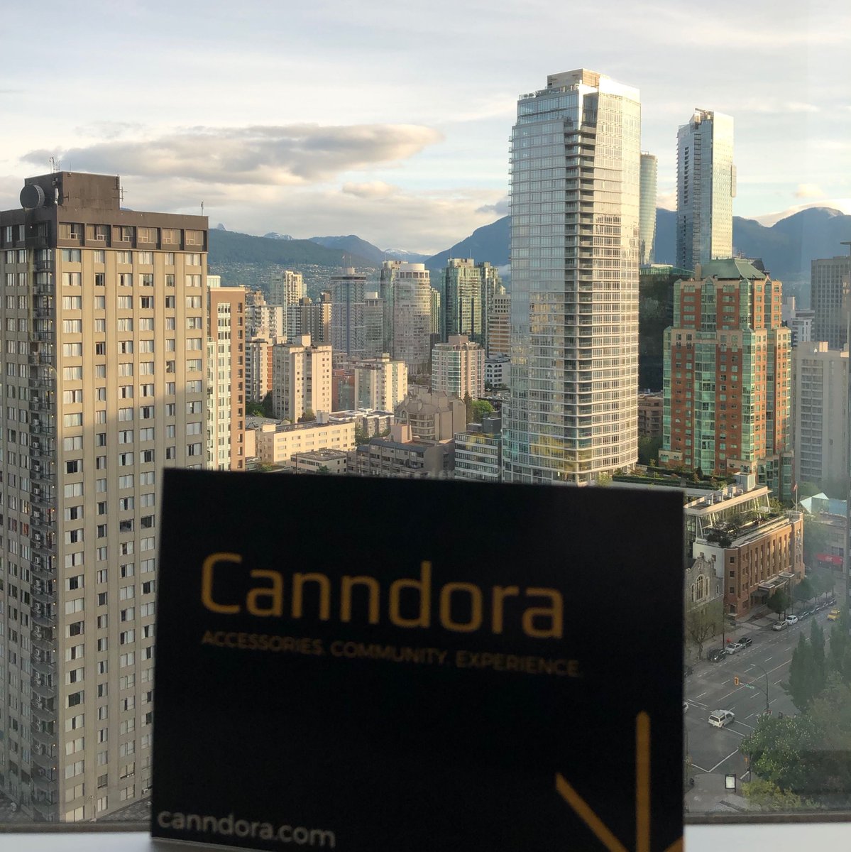 canndoraclub's tweet photo. Sometimes clouds can make the view even better 🌿 💨 💨 💨 
.
#roomwithaview #mountains #mountainlife #Stoner #StonerGirl #Weedaesthetic #Puff #bongrip #Cannababe #Cannabis #Canndora #CanndoraClub #TeamCanndora #goodvibesonly #vancouver #staylifted #Elevated #litladies https://t.co/R0ibyZEWvB