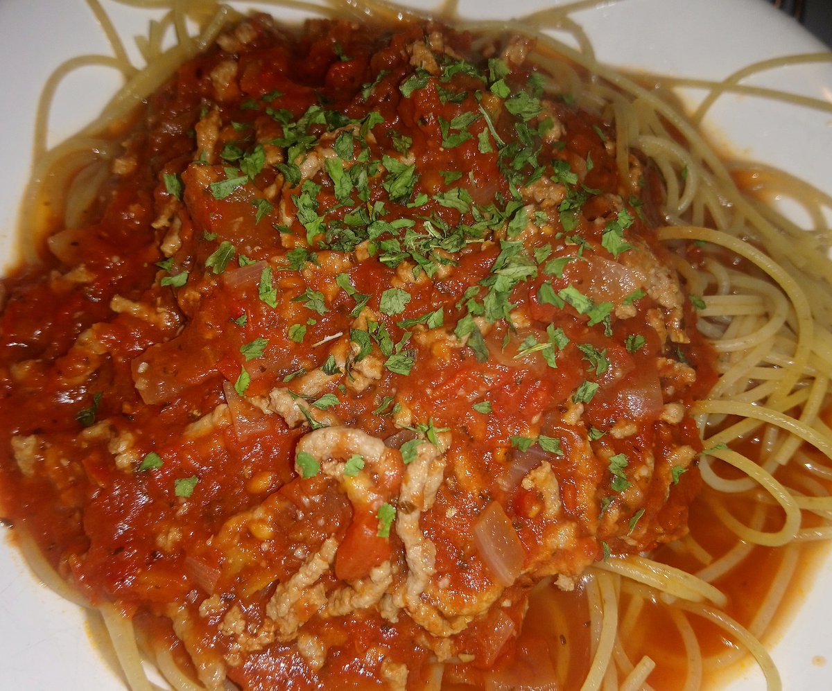 UnMecToque's tweet image. Spaghetti sauce tomate et viande 
Pour 2 pers
1 oignon
1 gousse d'ail
Basilic
Une boîte de tomate concassées 
150 gr de viande
Sel poivre
Je mets tout dans le #Cookexpert de @Magimix sauf la viande.
25 min vit 2A à 100°c, ajoute la viande et 5 min même vitesse et même température
