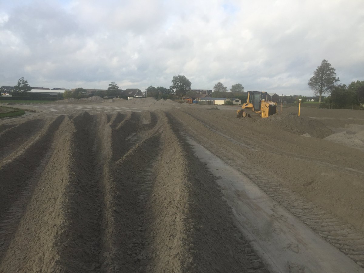 Waar eerst de gebouwen stonden van bloembollen exporteur M&amp;G wordt door ons #1eklasbollengrond gemaakt. <a href="/InfoGomdb/">GOM</a>