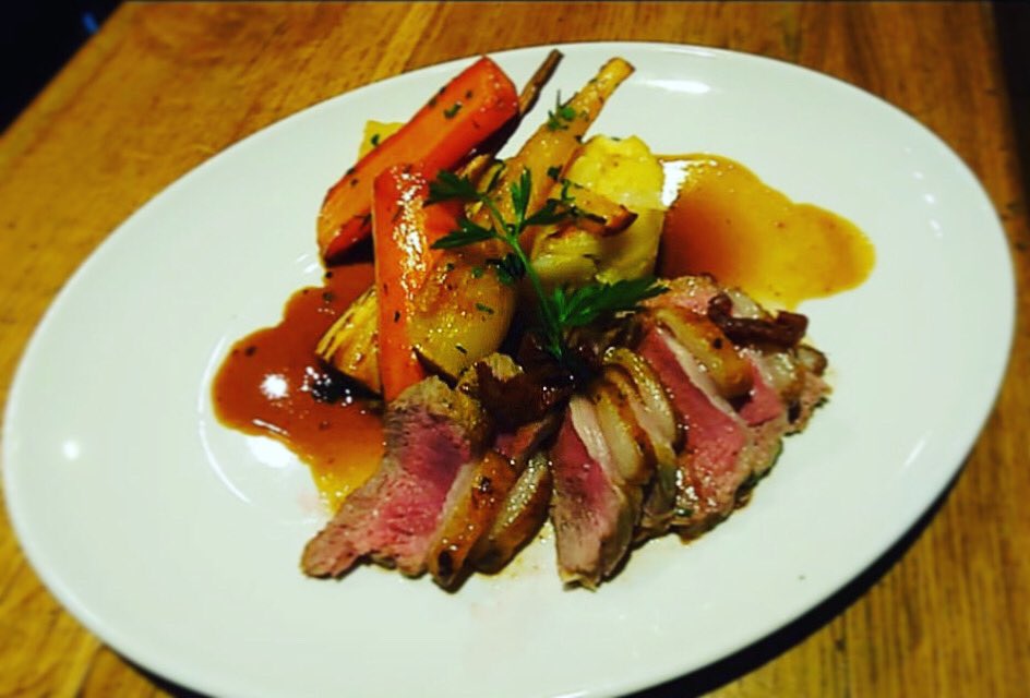 georgewraysbury's tweet photo. Tonight’s special already proving incredibly popular.  How good does this look... Lamb canon fillet, with dauphinois potato, honey roast carrots, parsnip, tomato and basil gravy. #wraysbury #thegeorgewraysbury #foodie #dinner #special #treat #lamb #windsor #berkshire #foodporn https://t.co/wzGPXHUgTf