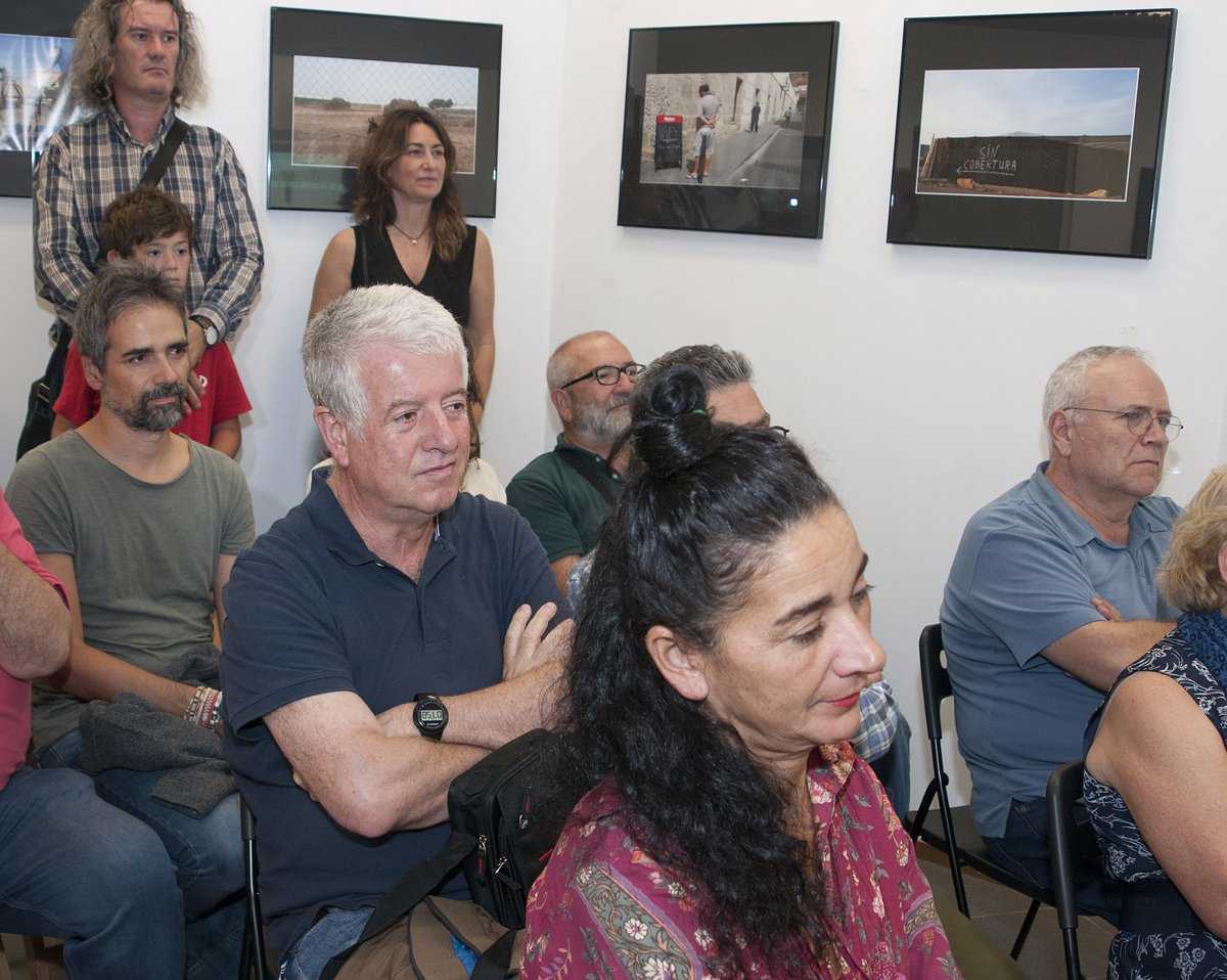 Magnífica y emotiva  la inauguración "Diario de un currela con un móvil que hace fotos" del fotógrafo Gabriel Martínez López, ayer tarde en la Foto-Galería Railowsky.
En la imagen, sus hijos con Juan Pedro Font de Mora