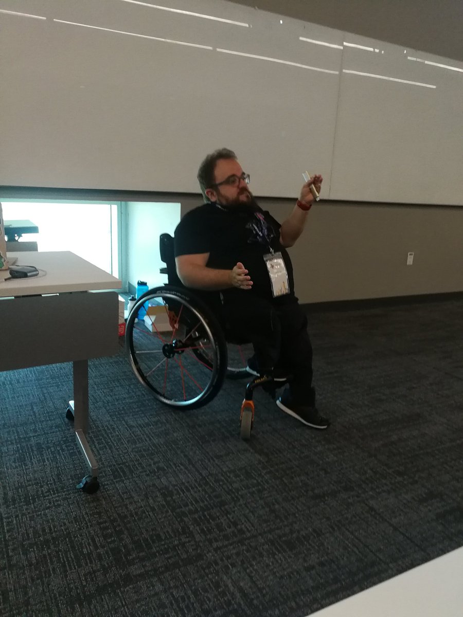 b0rjaR's tweet photo. Our colleague from @sngular, @drwaky is giving a lecture on #WebComponents as part of #DevFestDFW at @UT_Dallas https://t.co/cnDmMIspFg