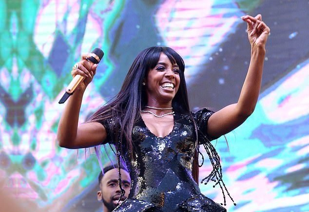 .@KELLYROWLAND performs at #TheTABEverest in Australia! 🖤🔥