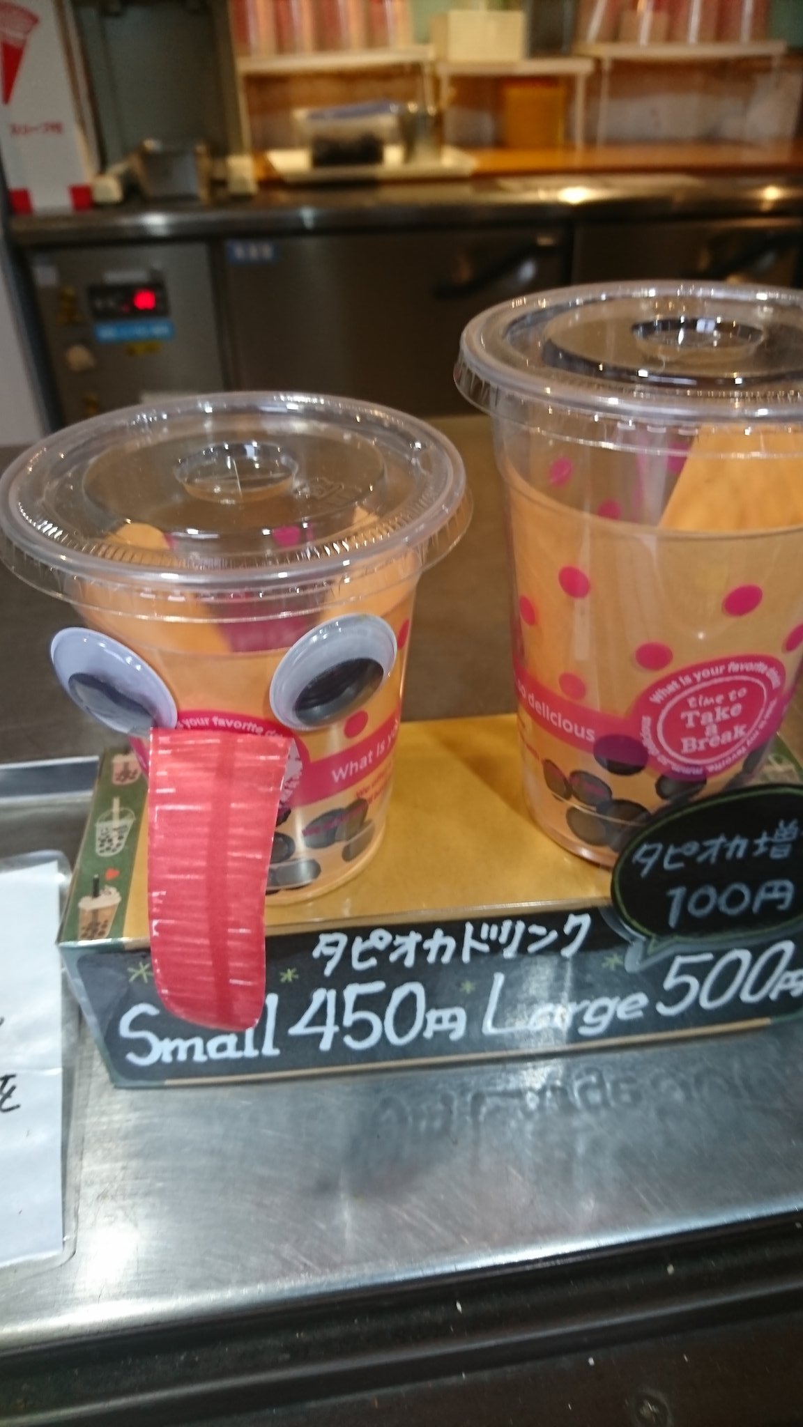 ベントゥース ホラ活 よみうりランドハロウィン アトラク連発にやり続けて疲れため しばしの休憩 ハロウィングルメも充実 遊子さんは 魔女の毒リンゴ 私は 魔法のストロベリータピオカを食す 残念ながら 写真撮り忘れ ベントゥース ホラ活 よみうりランドハロウィン アトラク連発にやり続けて疲れため しばしの休憩 ハロウィングルメも充実 遊子さんは 魔女の毒リンゴ 私は 魔法のストロベリータピオカを食す 残念ながら 写真撮り忘れ
