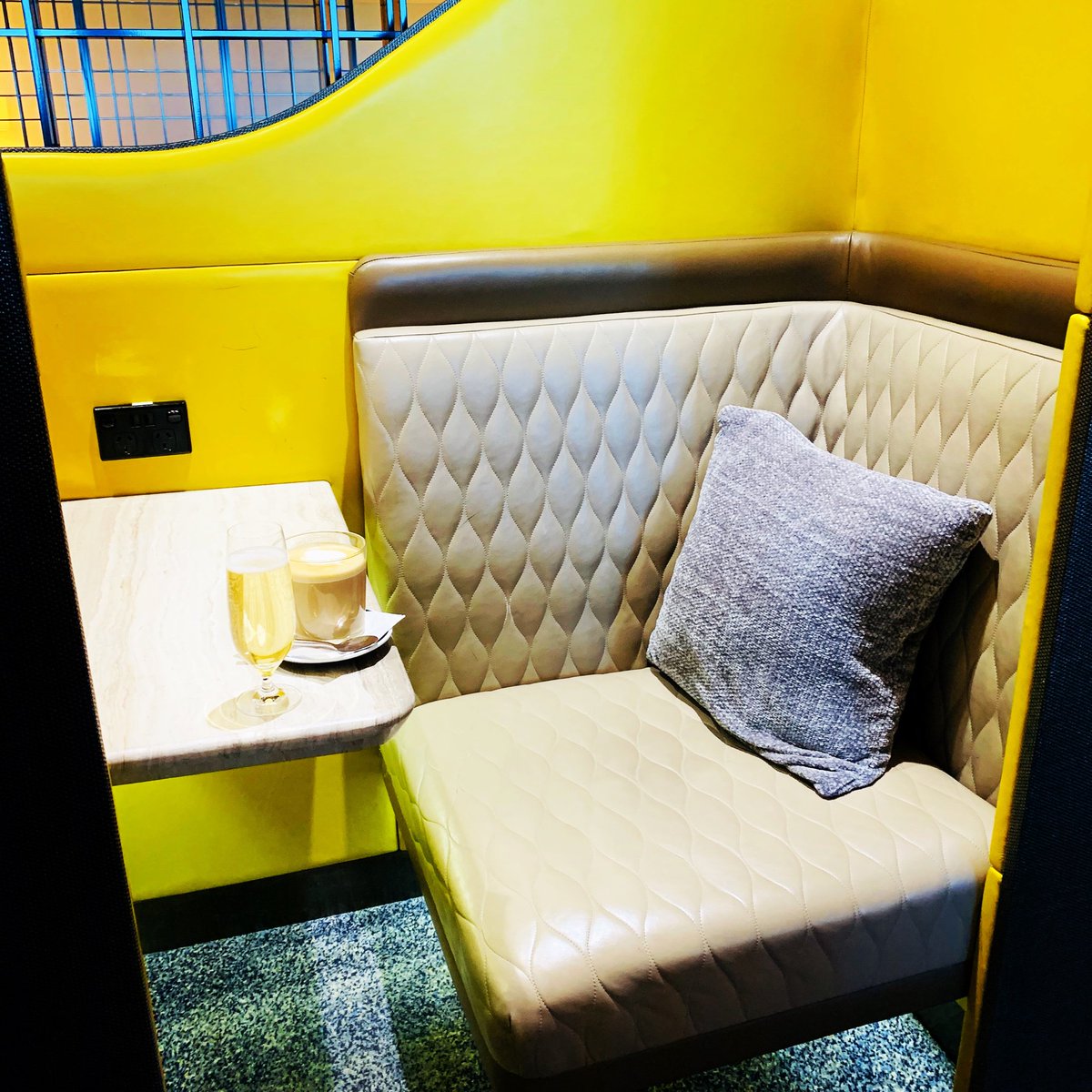 Service and style are synonymous with Singapore Airlines. Check out these mellow yellow pods in their SilverKris Lounge in Sydney Airport. #singaporeairlines #silverkris #sydneyinternationalairport