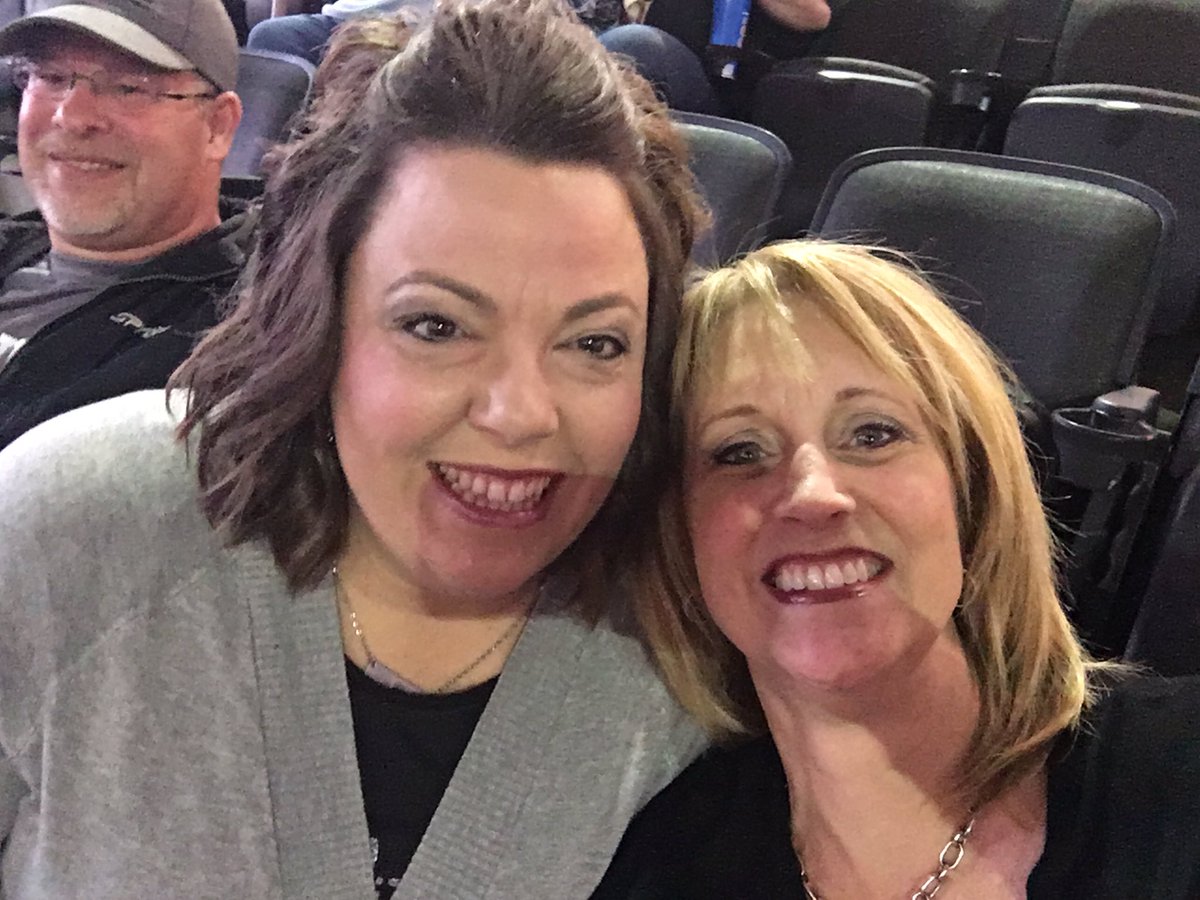 LisaMBrouwer's tweet photo. The dynamic duo back together again! Watch out #premierrockson Thanks for the rocking invitation Teri Droge! @davematthewsbnd on next! https://t.co/dGXt3nWxf2