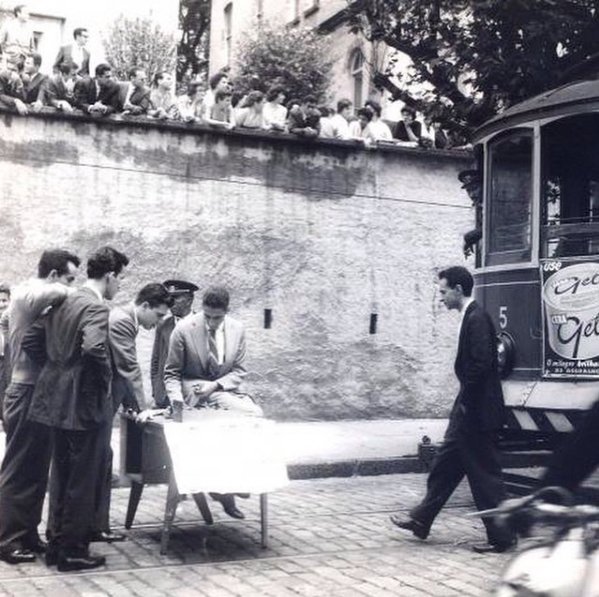 FotosDeFatos's tweet image. Protesto contra aumento da tarifa de transporte em São Paulo, em 1958 alunos da Universidade Mackenzie jogam xadrez na rua, interrompendo a passagem do bonde. ©UPM