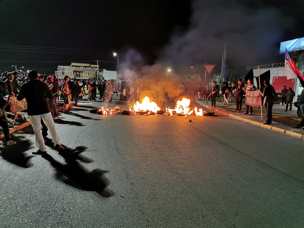 JorgeMorinD's tweet photo. Son más de 5.000 las personas que ya protestan en #Arica. La primera barricada aparece en avenida Tucapel, eviten circular por la zona. @Cooperativa #CooperativaAlerta https://t.co/wo2lpYNsvU