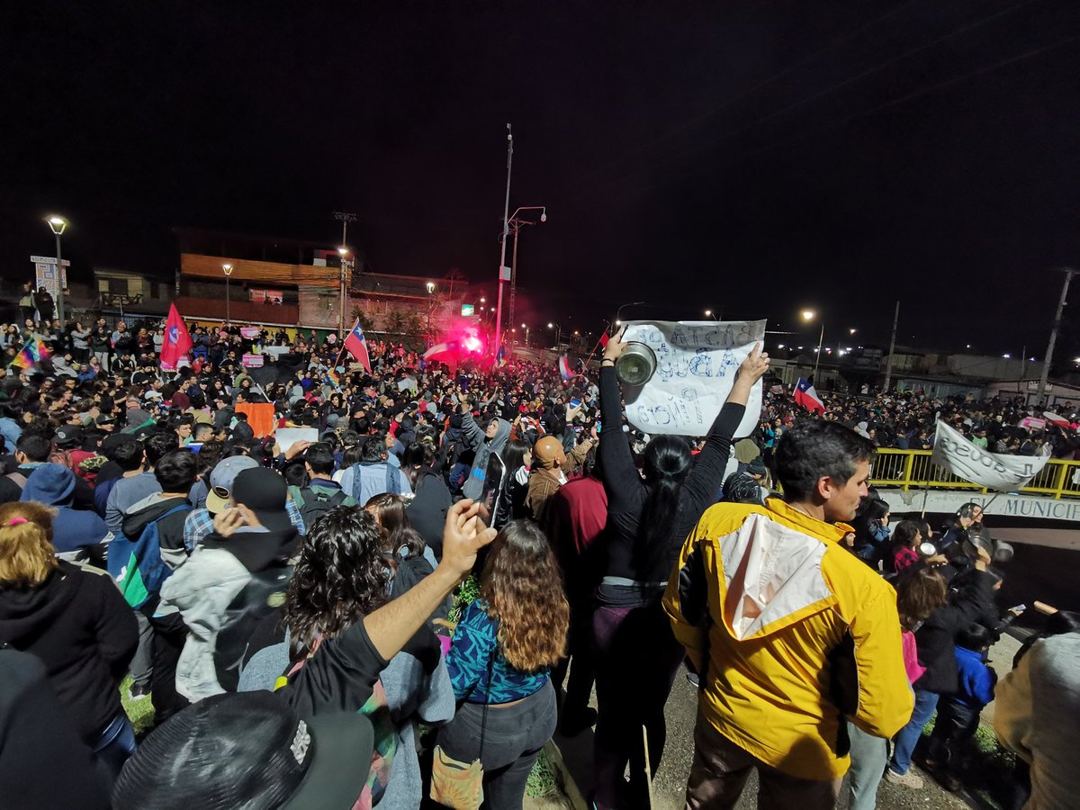 JorgeMorinD's tweet photo. Son más de 5.000 las personas que ya protestan en #Arica. La primera barricada aparece en avenida Tucapel, eviten circular por la zona. @Cooperativa #CooperativaAlerta https://t.co/wo2lpYNsvU