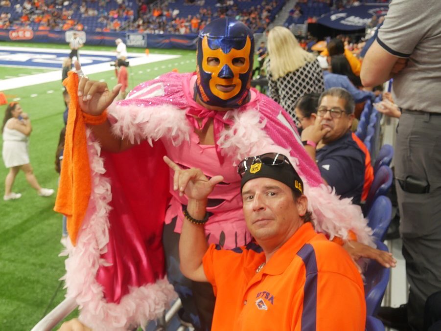 UTSAGetInvolved's tweet photo. Congratulations to our NEW Mr. & Ms. UTSA, Cambriege Wesley & Karla Madrigal! π₯³ πΎπ Half time is over but 2 quarters are left in the game! Letβs #DefendTheDome βRunners! β΄οΈ #UTSA #UTSAHC19 #GetInvolved #BirdsUp https://t.co/WhJb7PRz9q