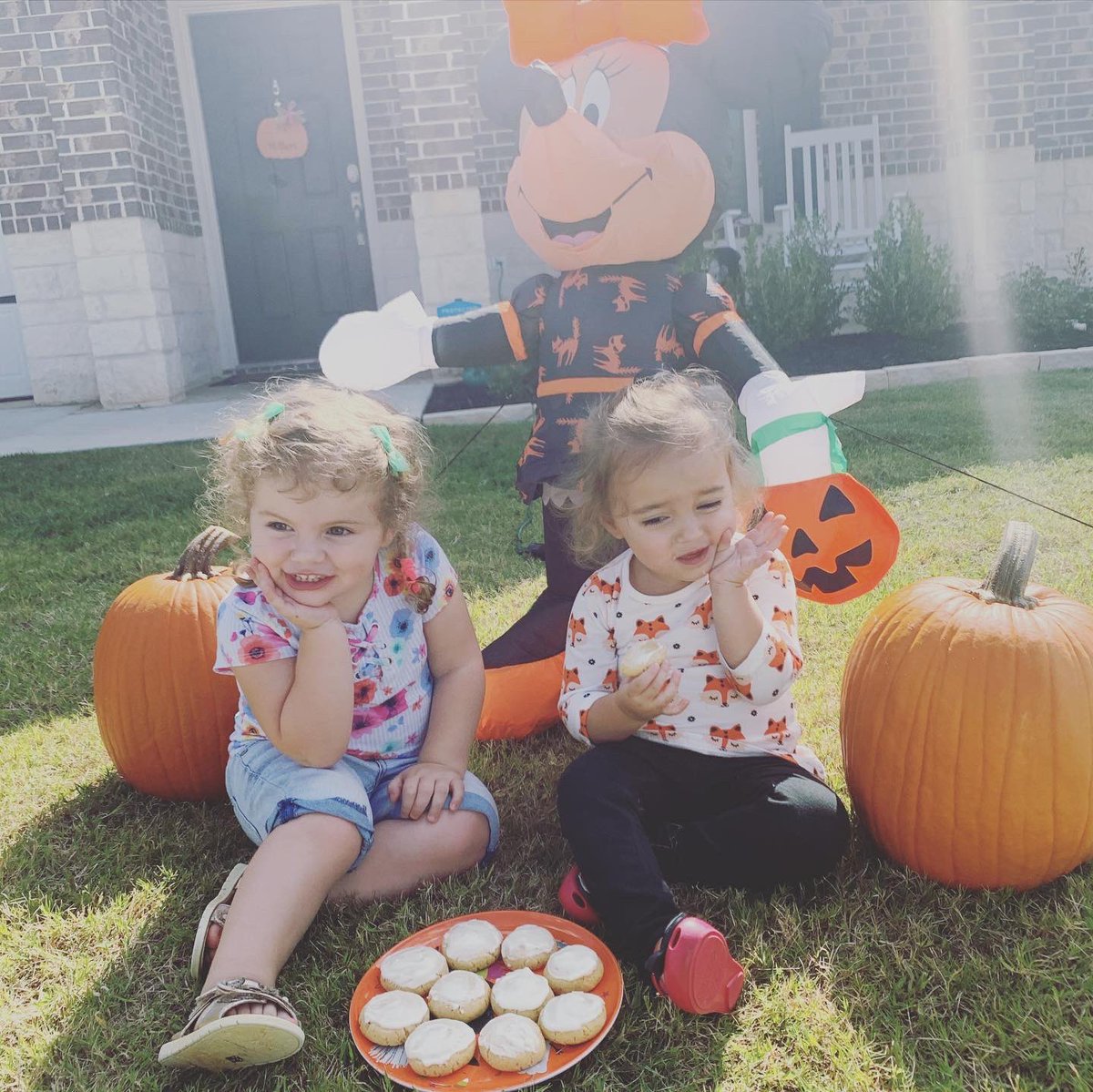 DanielleDinger2's tweet photo. Sweet little friends just baking and exploring 🎃 🍪 👯♀️
#emmaandharper
#welovefall
#tinybakers
#keepingtoddlersbusy https://t.co/HxtbpdhmXp