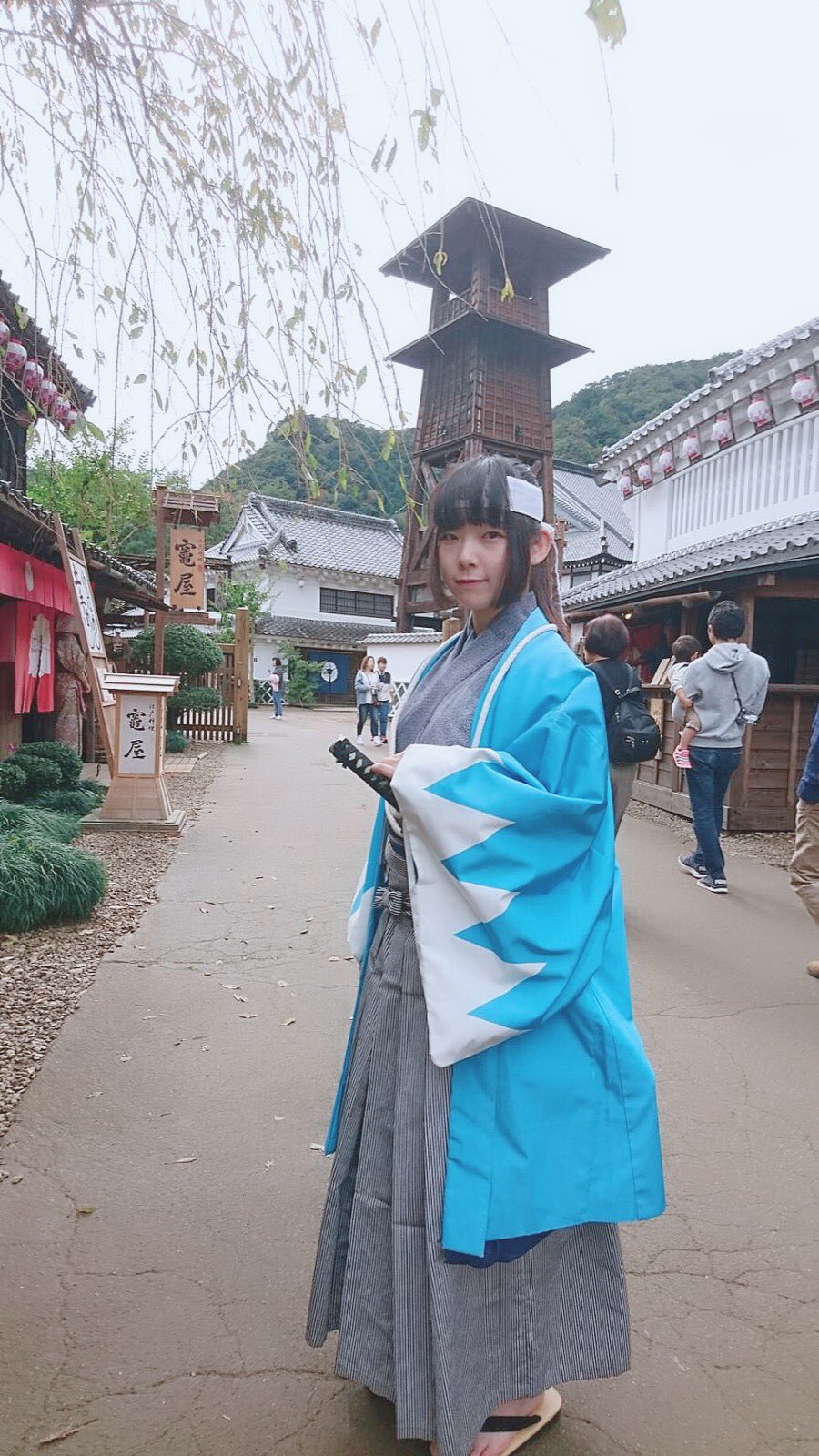 白咲りん おはりん 昨日はお父さんと日光江戸村に行ってきました 憧れの新選組の隊服を着て 美味しい物食べたり花魁道中見たり 三味線の体験もしたよ W 日光江戸村 江戸ワンダーランド 新選組 和装 コスプレ 白咲りん 被写体 T