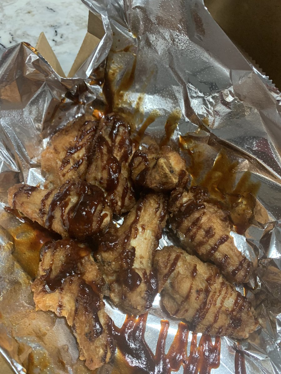Seriously <a href="/dominos/">Domino's Pizza</a> with the wings???  Second time in the row I got bbq drizzled wings!  Thank god I have bbq sauce on standby to make these wings bbq’d.