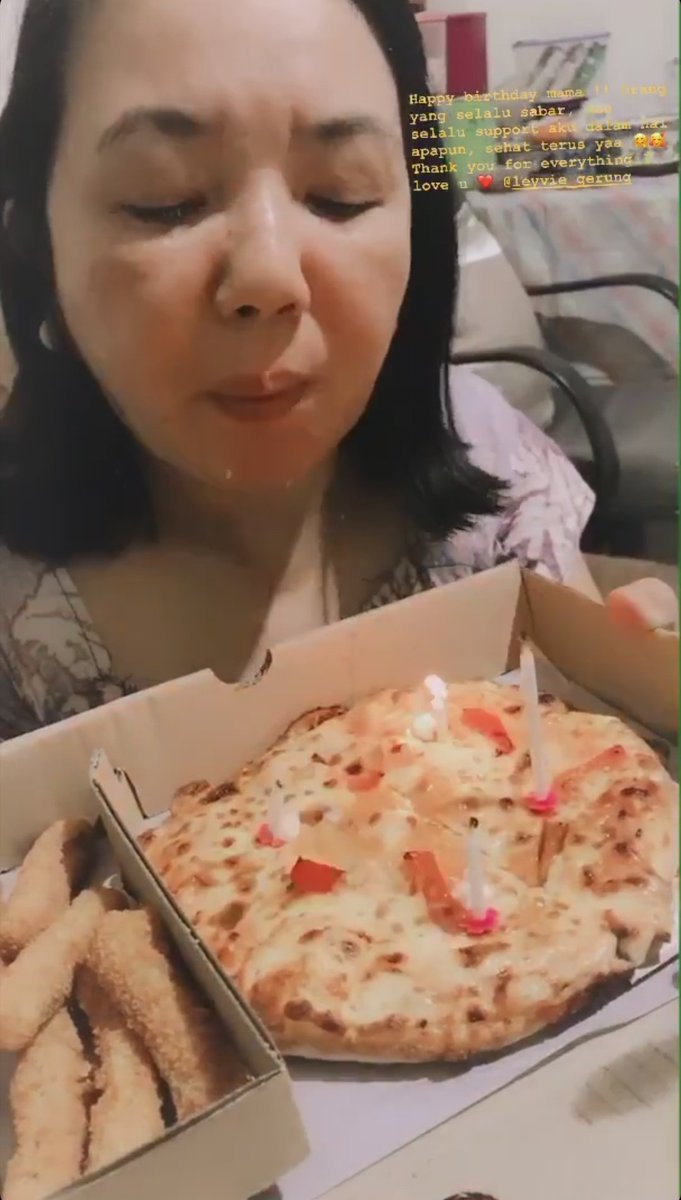 officialKFC48's tweet photo. Happy Birthday Mamah Mertua 🤗 #minLev janji kok bakal jaga @Julie_JKT48 selalu 😉 https://t.co/4KJdN4LWnV