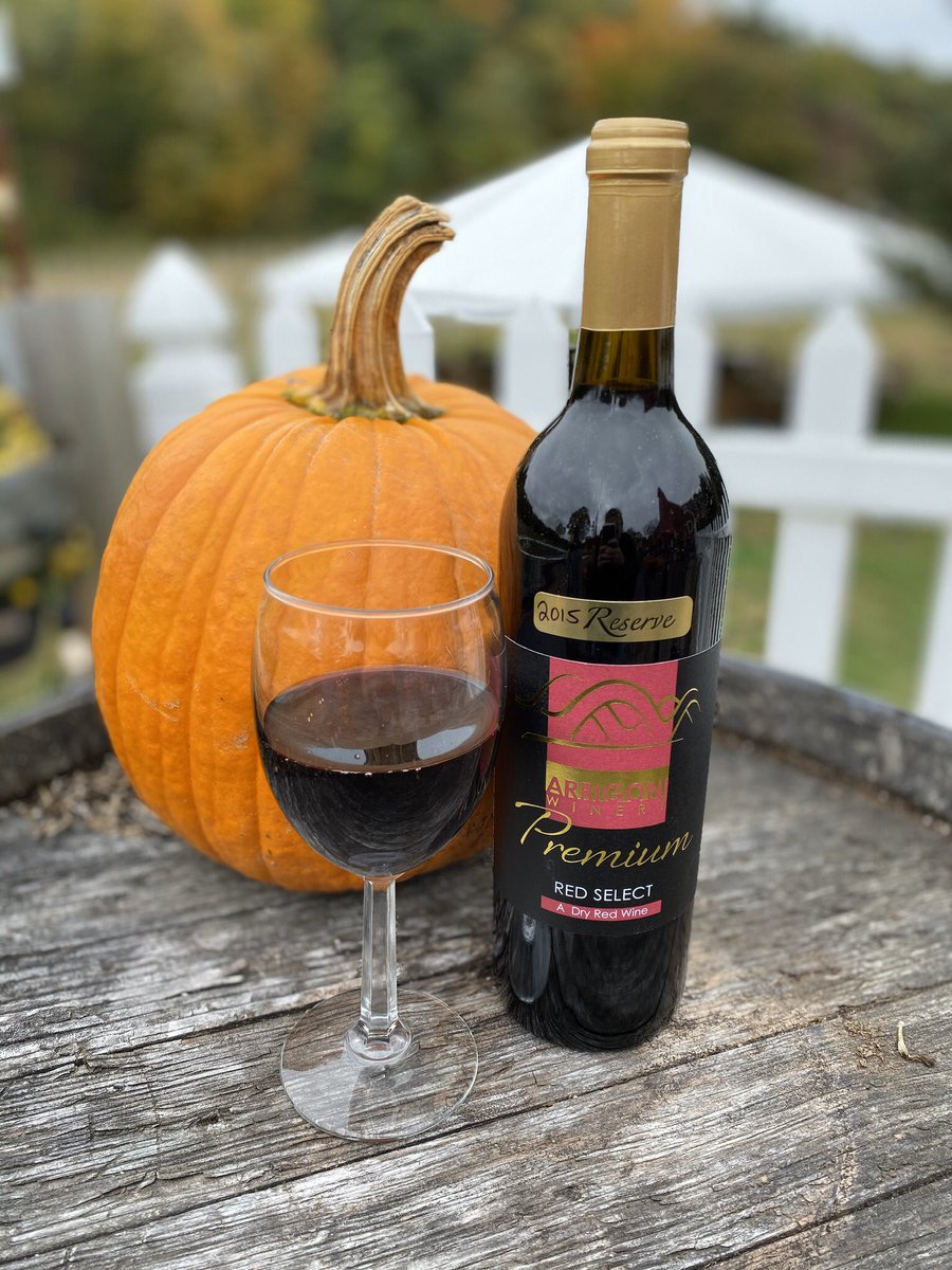 arrigoniwinery's tweet photo. Happy Saturday! 🎃 🍷 Have you tried our new Premium Red Select ℛ𝑒𝓈𝑒𝓇𝓋𝑒 yet?? Come on in this weekend to try it out! Small batch limited barrels available! 🍇 https://t.co/AhnfWDSI7q