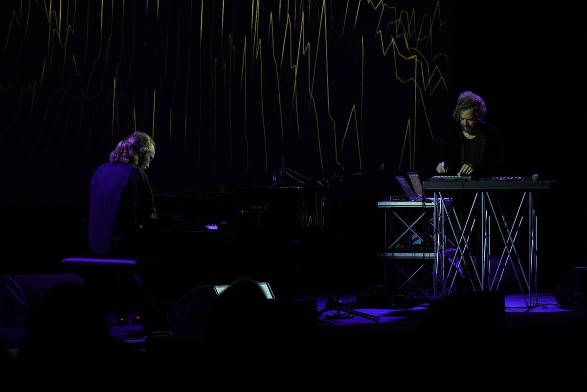 MakerFaireRome's tweet photo. Sul palco @alexbragareal e @NiklasPaschburg. In sala risuona il pianoforte a coda e il synth. Gli occhi di tutti fissi sulle immagini sullo schermo alle spalle dei musicisti. #Evolutional continua! #MFR19 https://t.co/B1Y5jOoW8f
