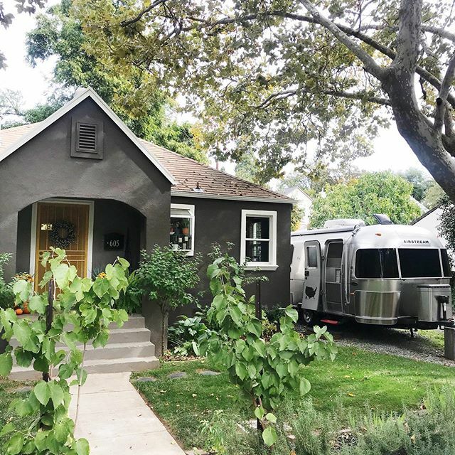 Tahni's tweet photo. I’ve got a little story today about how I use @roswell_the_airstream when we aren’t out on the road.
.
.
.
#airstreamlife
#liveriveted 
#smallhouseliving
#smallhouseideas 
#cottage
#urbancottage
#urbancottageliving
#biglifesmallhouse
#folsomca
#historicf… https://t.co/jtawGOucDk https://t.co/iVsxqELtER