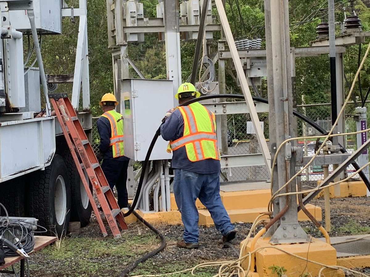 AEEONLINE's tweet photo. AEE Actualiza: Personal técnico realiza operaciones para conectar subestación portátil de 8Kv y restablecer servicio a clientes afectados de sectores de Comerío.CC4 https://t.co/0xeL1QaLDA