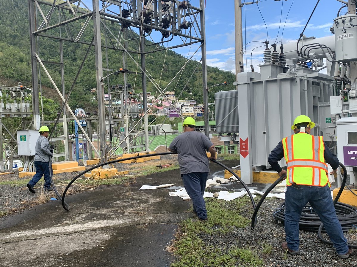 AEEONLINE's tweet photo. AEE Actualiza: Personal técnico realiza operaciones para conectar subestación portátil de 8Kv y restablecer servicio a clientes afectados de sectores de Comerío.CC4 https://t.co/0xeL1QaLDA