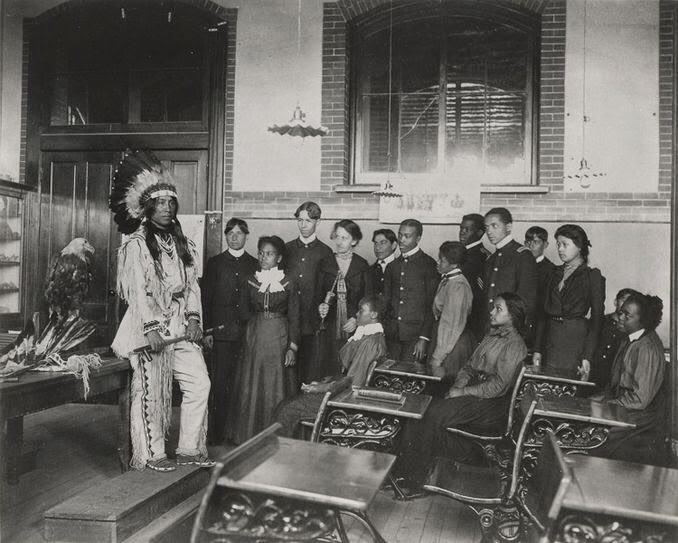 Students at Hampton University enjoying a class in American history. Hampton originally serviced Moors, those so-called black and Indian people. Circa 1890s. 
#moorishamerican #history #hamptonuniversity #hbcu #LookItUp