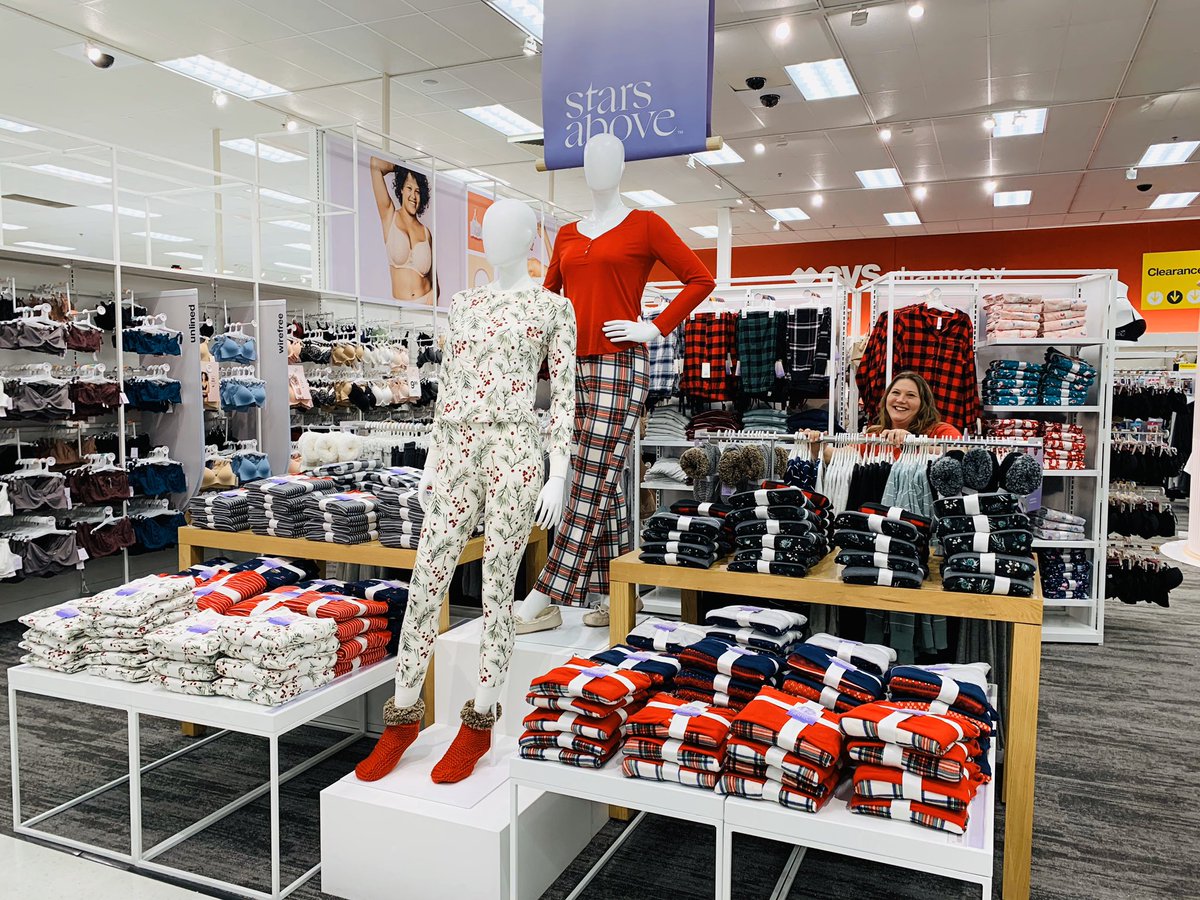 DBO Nikki is decking out Project Lace with some Holiday spirit and our guests are loving it!! #T1832 #getitsetit