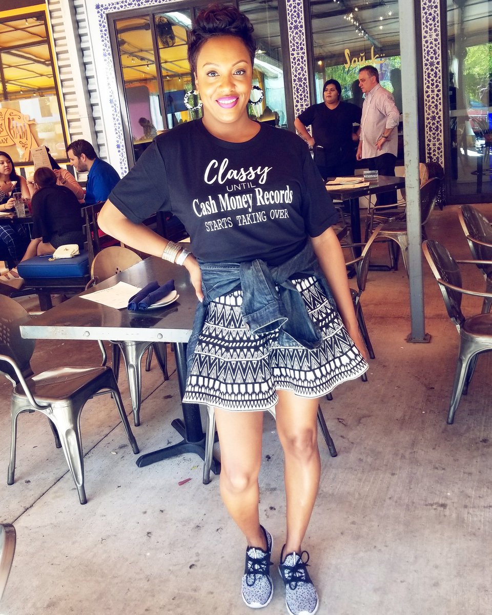 SavvyMrsWright's tweet photo. Today was amazing (minus the experience at beto &amp; sons). 
The weather is perfect and I'm out in the city. Thanks to @PersonallyShe for this tee! https://t.co/SsYejd8Ufw